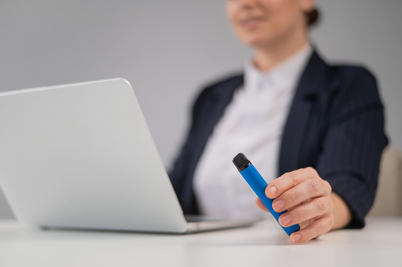 woman holding disposable vape